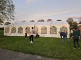 Opbouwen tent op sportpark 'Het Springer' (maandag 29 april 2024) (33/41)